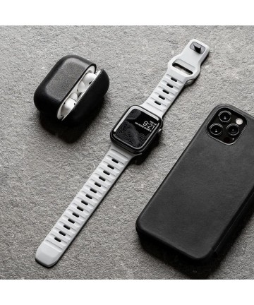 Tech-Protect IconBand Line for Apple Watch 4 / 5 / 6 / 7 / 8 / 9 / SE / Ultra 1 / 2 (42/44/45/49 mm) - black